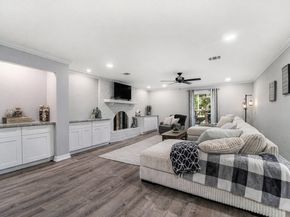 5814 Theall Road, Houston TX 77066