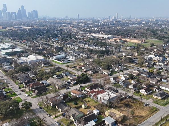 1213 Boswell Street, Houston TX 77009