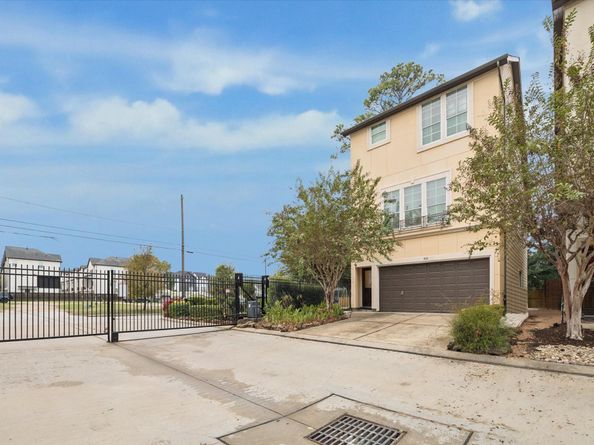 888 Fisher Street, Houston TX 77018