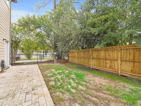 888 Fisher Street, Houston TX 77018