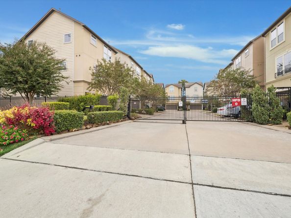 888 Fisher Street, Houston TX 77018