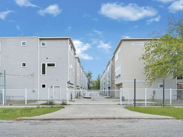 6713 Saint Augustine Street, Houston TX 77021