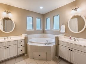 14 N Flickering Sun Circle, The Woodlands TX 77382