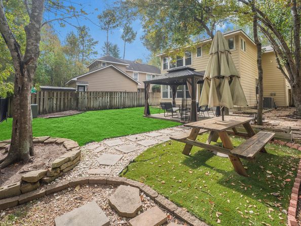 14 N Flickering Sun Circle, The Woodlands TX 77382