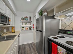 7510 Shadyvilla Lane 23, Houston TX 77055