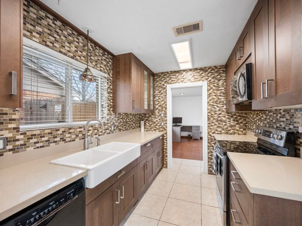 2327 Colonial Ridge Drive, Friendswood TX 77546