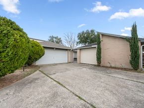 2327 Colonial Ridge Drive, Friendswood TX 77546