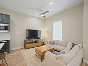 911 W 35th Street C, Houston TX 77018