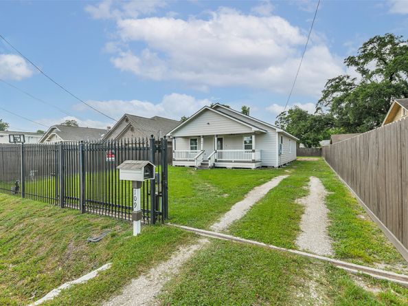 109 Neyland Street, Houston TX 77022