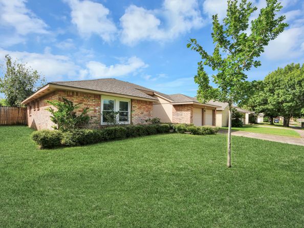 2519 Colonial Ridge Drive, Friendswood TX 77546