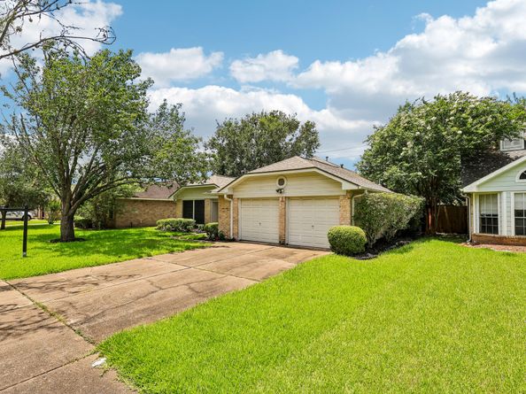 3222 Kempwood Drive, Sugar Land TX 77479