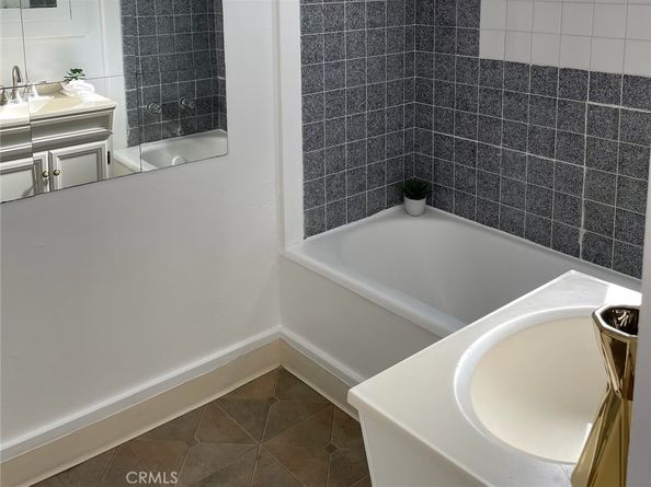 1562 N Lake Avenue, Pasadena CA 91104