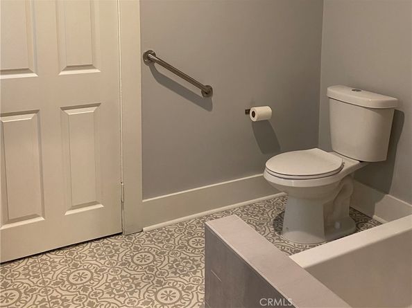 1562 N Lake Avenue, Pasadena CA 91104