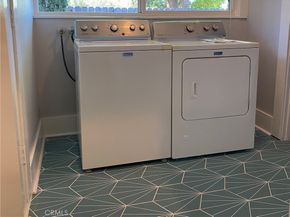 1562 N Lake Avenue, Pasadena CA 91104