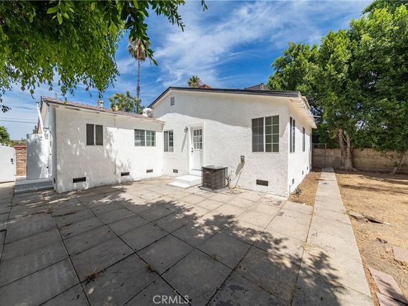 15948 Wyandotte Street, Lake Balboa CA 91406