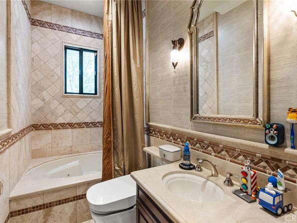 4555 Winnetka Avenue, Woodland Hills CA 91364