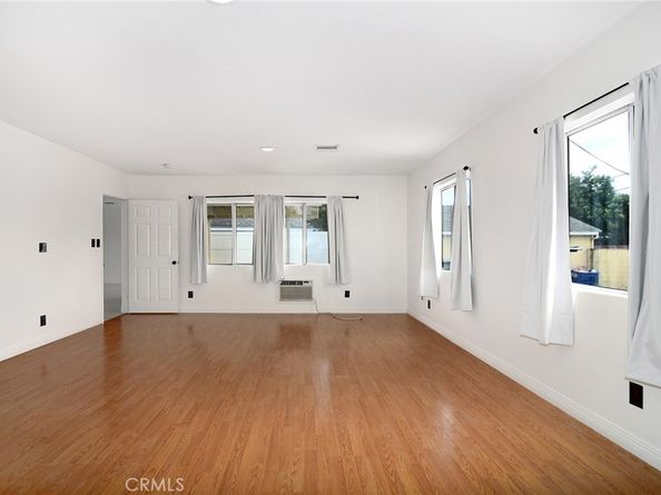 19324 Victory Boulevard, Reseda CA 91335