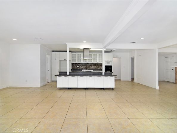 19324 Victory Boulevard, Reseda CA 91335