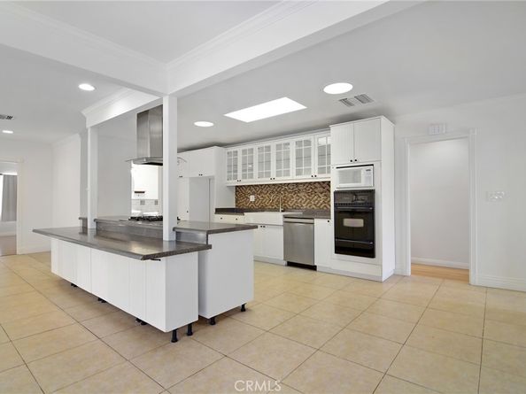 19324 Victory Boulevard, Reseda CA 91335