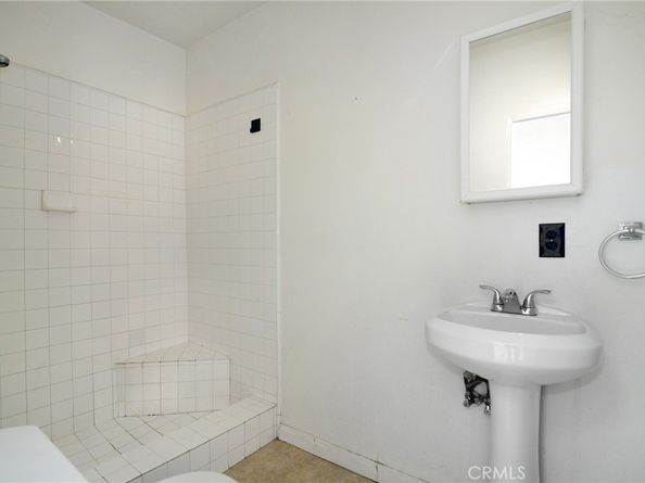 19324 Victory Boulevard, Reseda CA 91335