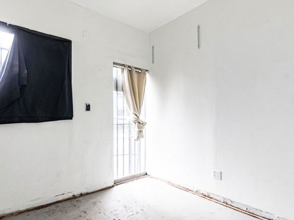 4913 Melrose Avenue, Los Angeles CA 90029