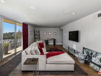 2260 N Cahuenga Boulevard