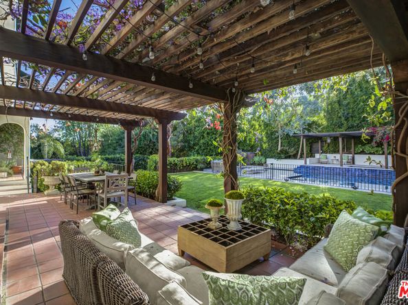 2417 NOTTINGHAM Avenue, Los Angeles CA 90027