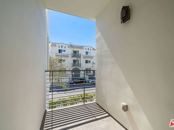 3061 W 12th Place 203, Los Angeles CA 90006