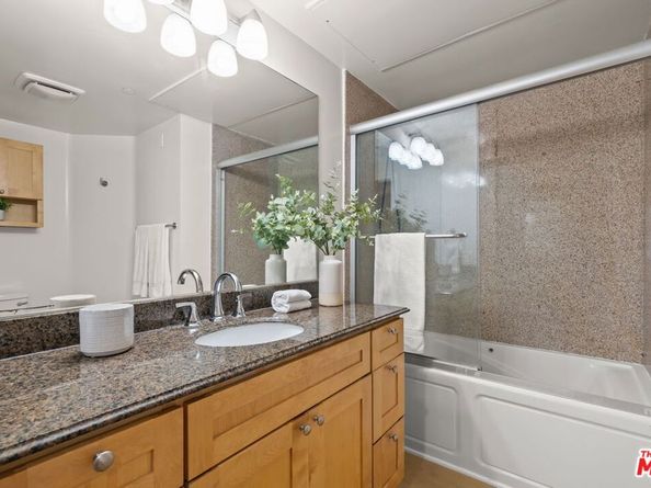 3061 W 12th Place 203, Los Angeles CA 90006