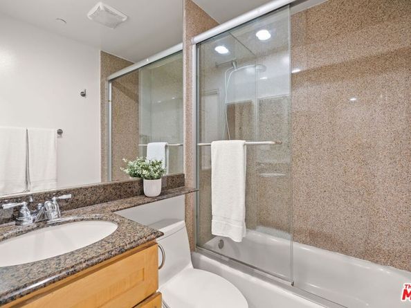 3061 W 12th Place 203, Los Angeles CA 90006
