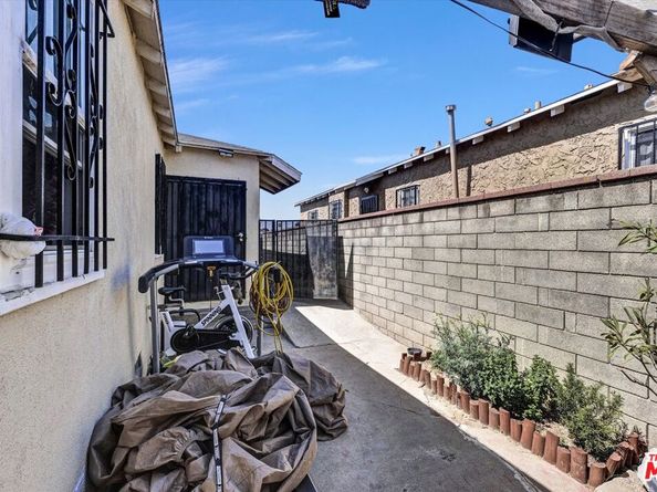 533 W 111th Street, Los Angeles CA 90044