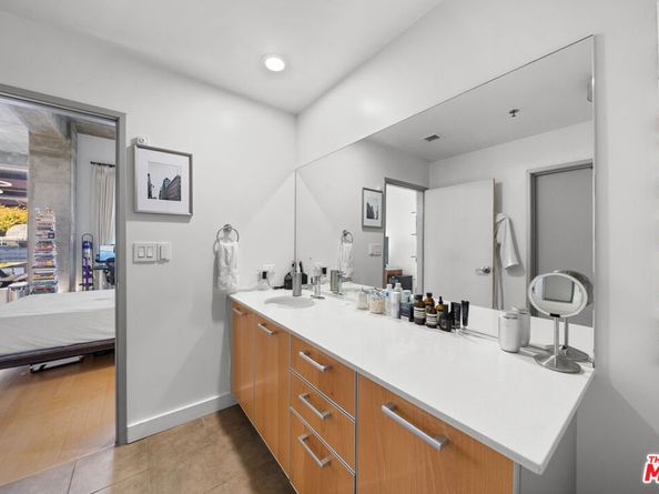 645 W 9th Street 711, Los Angeles CA 90015