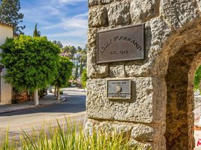 2808 Lambert Drive, Los Angeles CA 90068
