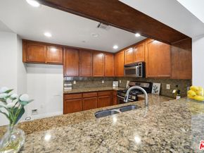 956 S Wilton Place 203, Los Angeles CA 90019
