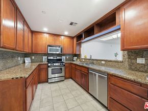 956 S Wilton Place 203, Los Angeles CA 90019