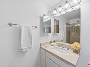 956 S Wilton Place 203, Los Angeles CA 90019