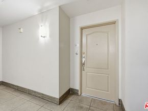 956 S Wilton Place 203, Los Angeles CA 90019