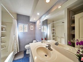 1124 S Manhattan Place, Los Angeles CA 90019