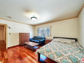 1124 S Manhattan Place, Los Angeles CA 90019