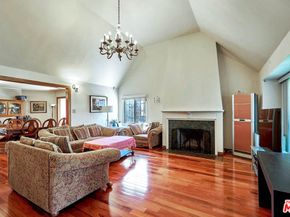 1124 S Manhattan Place, Los Angeles CA 90019