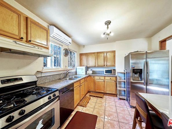 1124 S Manhattan Place, Los Angeles CA 90019