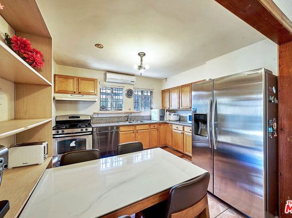 1124 S Manhattan Place, Los Angeles CA 90019