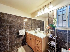 1124 S Manhattan Place, Los Angeles CA 90019