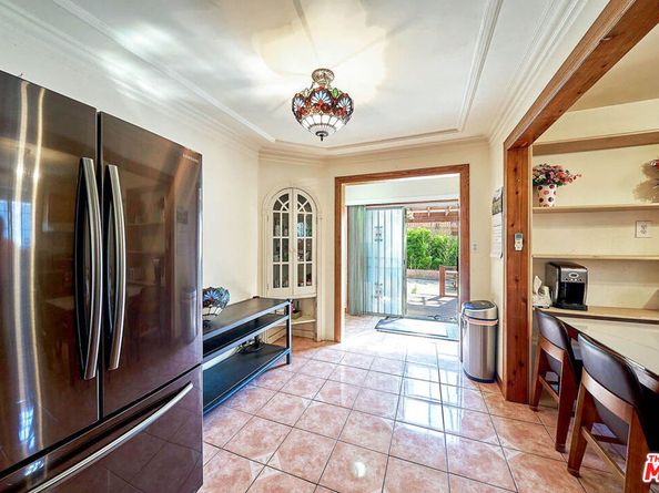 1124 S Manhattan Place, Los Angeles CA 90019