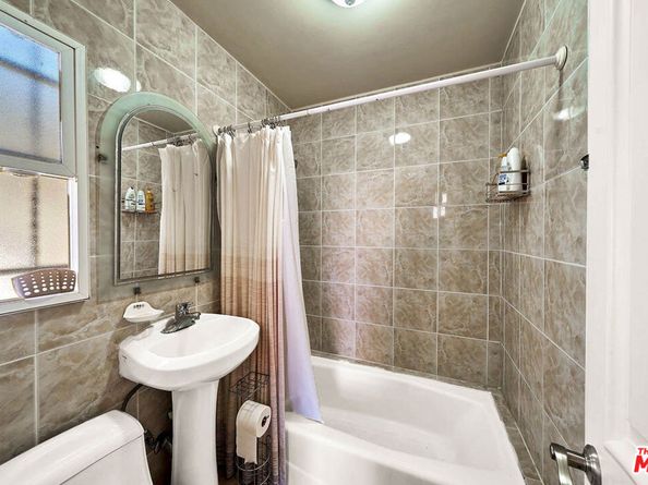 1124 S Manhattan Place, Los Angeles CA 90019