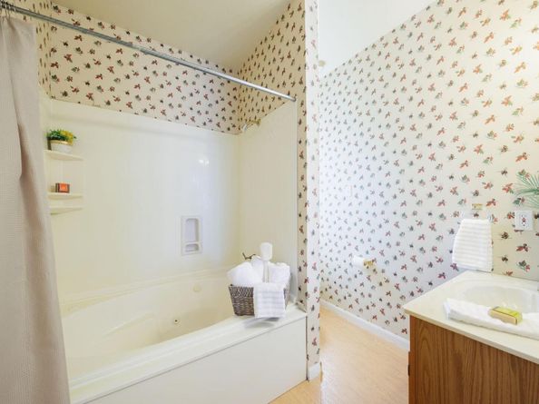 24909 Lakeview DR, Spicewood TX 78669