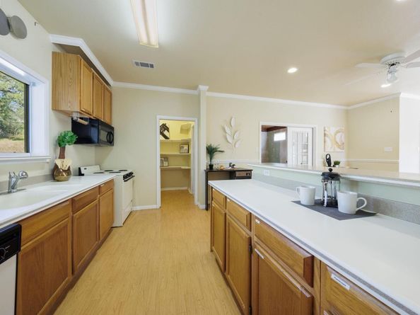 24909 Lakeview DR, Spicewood TX 78669