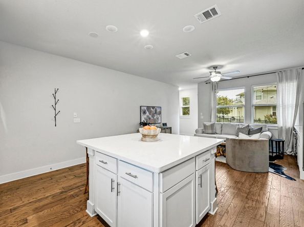 1708 Loyal Friend DR 46, Leander TX 78641