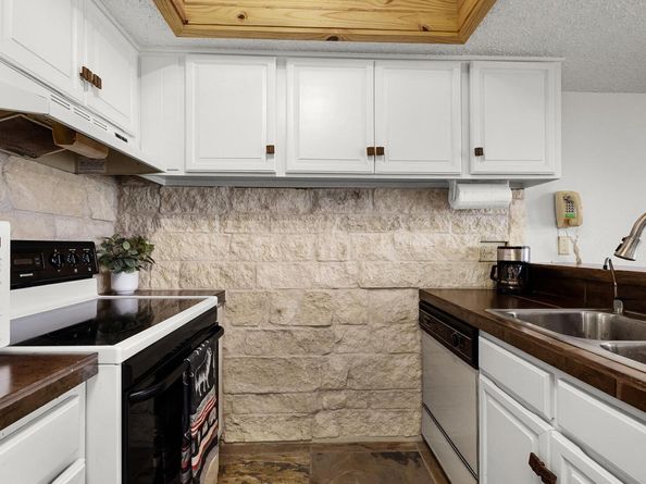229 Comanche LN, Point Venture TX 78645