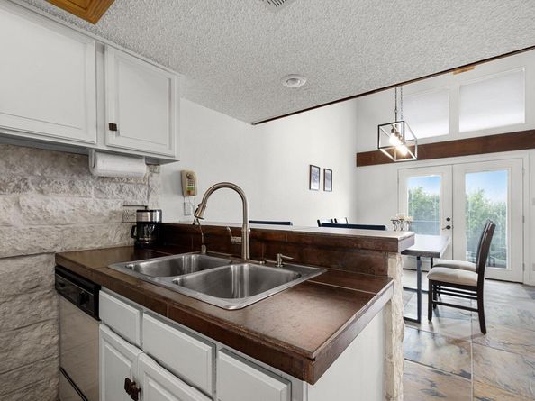 229 Comanche LN, Point Venture TX 78645
